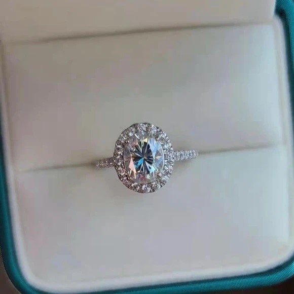 2c oval moissanite ring - Picture 11 of 12